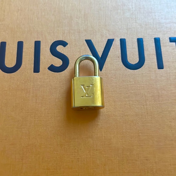 EUC LV PADLOCK AND KEY BRASS GOLD # 317 - Picture 3 of 9